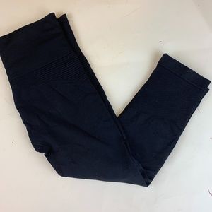 ATHLETA BLACK CROP LEGGINGS M